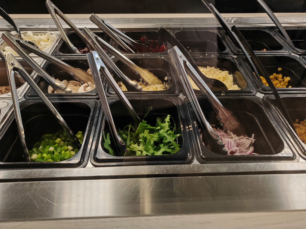 Frische Toppings an der Theke